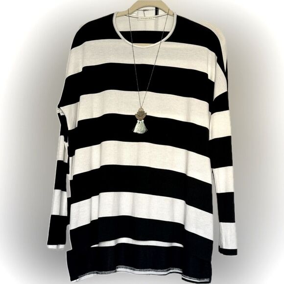 Timeless! Cherish black & white soft & flowy top! - Picture 11 of 13